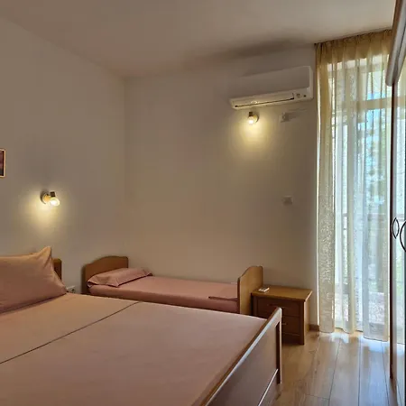 ния, райска градина / Garden Of Eden Apartment *
